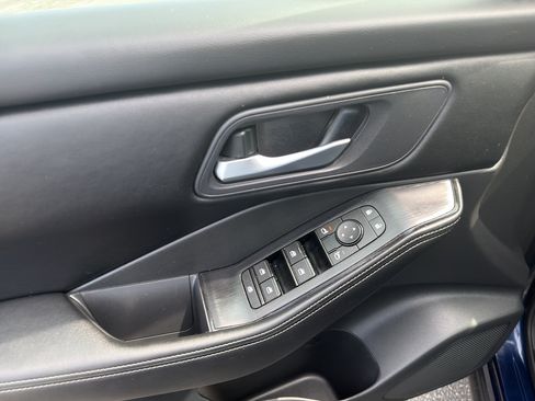 Used 2025 Nissan Rogue SV AWD/4WD image 12