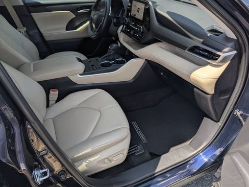 Used 2023 Toyota Highlander XLE FWD image 12