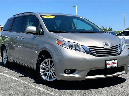 Used 2017 Toyota Sienna XLE FWD image 2