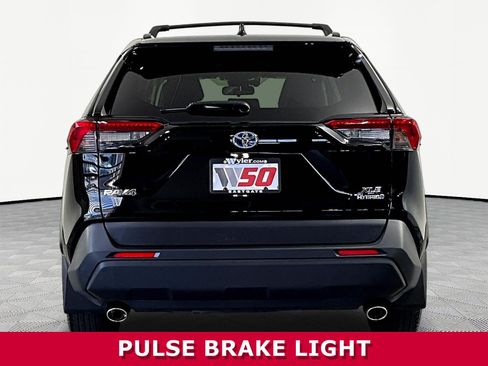 Used 2022 Toyota RAV4 XLE Premium AWD/4WD image 5