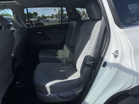 Used 2023 Toyota Highlander XLE AWD/4WD image 24