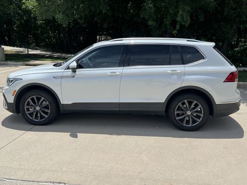 Used 2023 Volkswagen Tiguan SE w/ Panoramic Sunroof Package FWD image 7