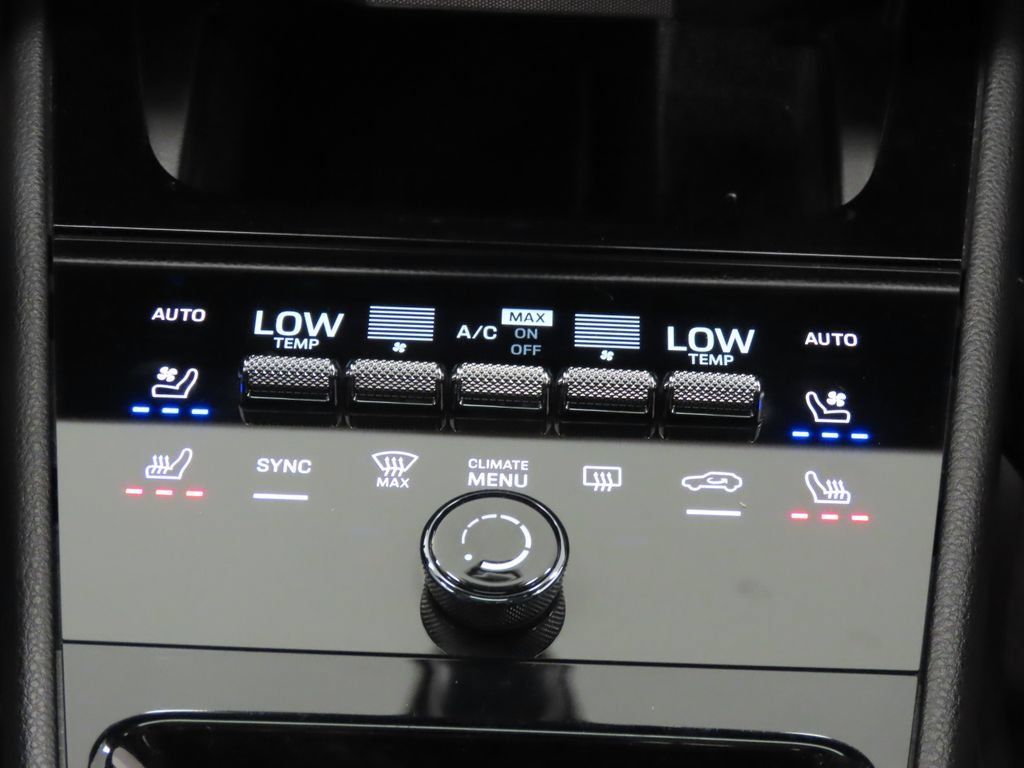 Certified 2025 Porsche Cayenne Coupe AWD/4WD image 30