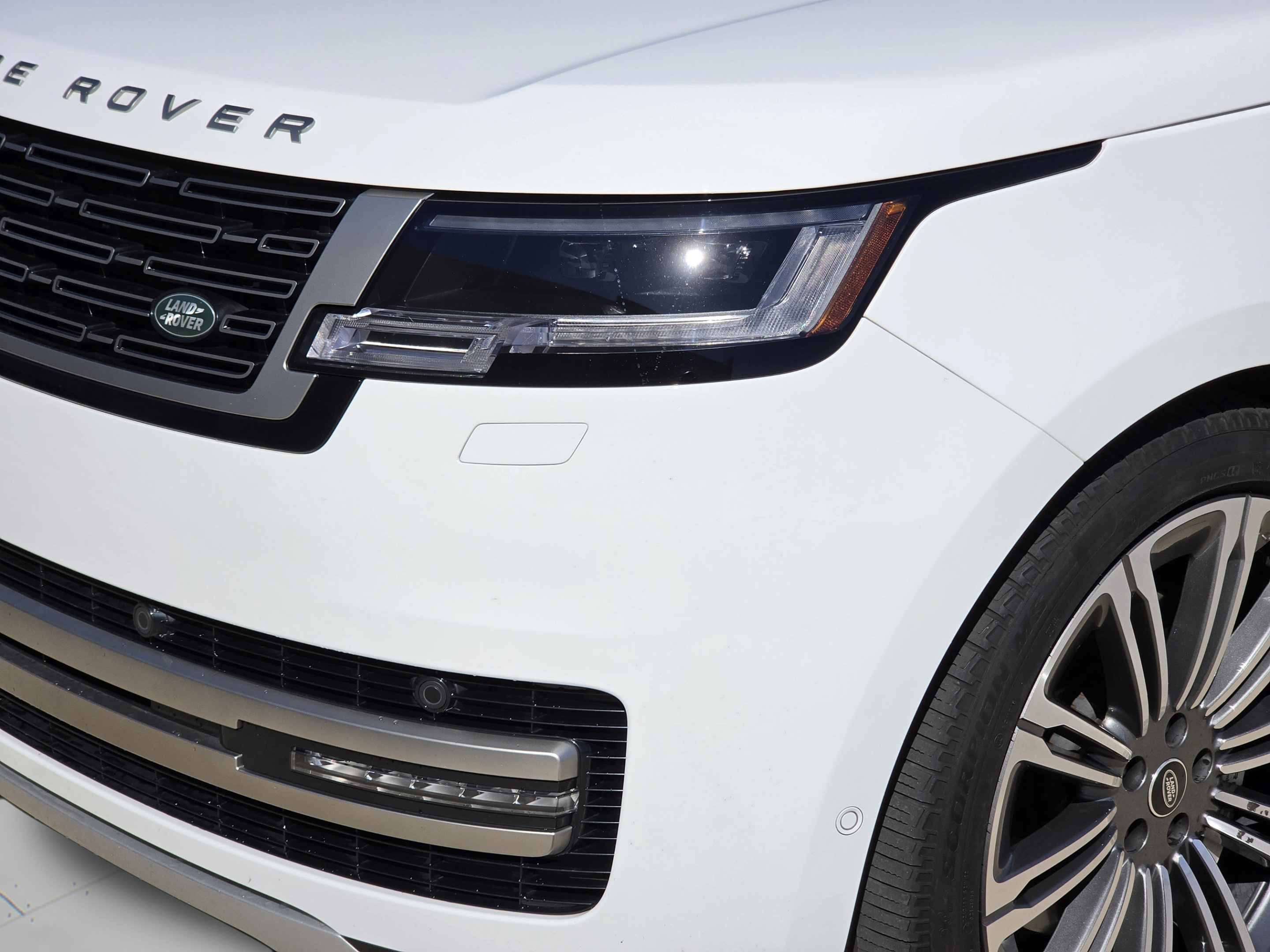 Certified 2025 Land Rover Range Rover SE AWD/4WD image 32
