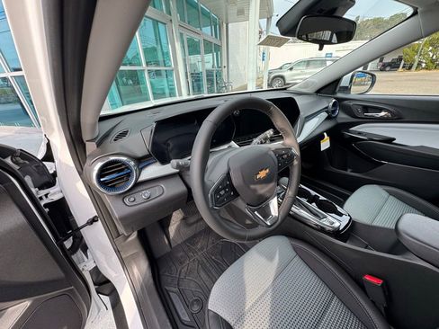 New 2026 Chevrolet Trax LT w/ Driver Confidence Package image 11