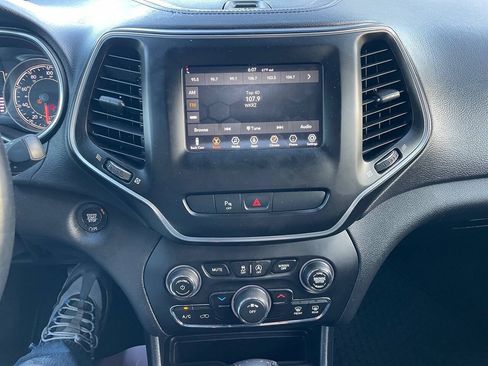 Used 2019 Jeep Cherokee Latitude Plus w/ Cold Weather Group AWD/4WD image 18