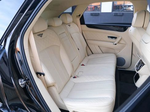 Used 2018 Bentley Bentayga image 32