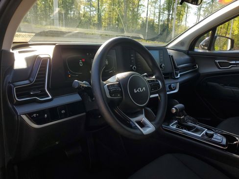 Used 2025 Kia Sportage LX image 16