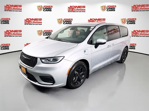 Used 2023 Chrysler Pacifica Touring-L w/ S Appearance Package image 13