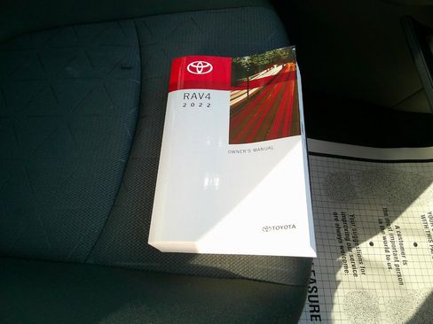 Used 2022 Toyota RAV4 XLE image 18