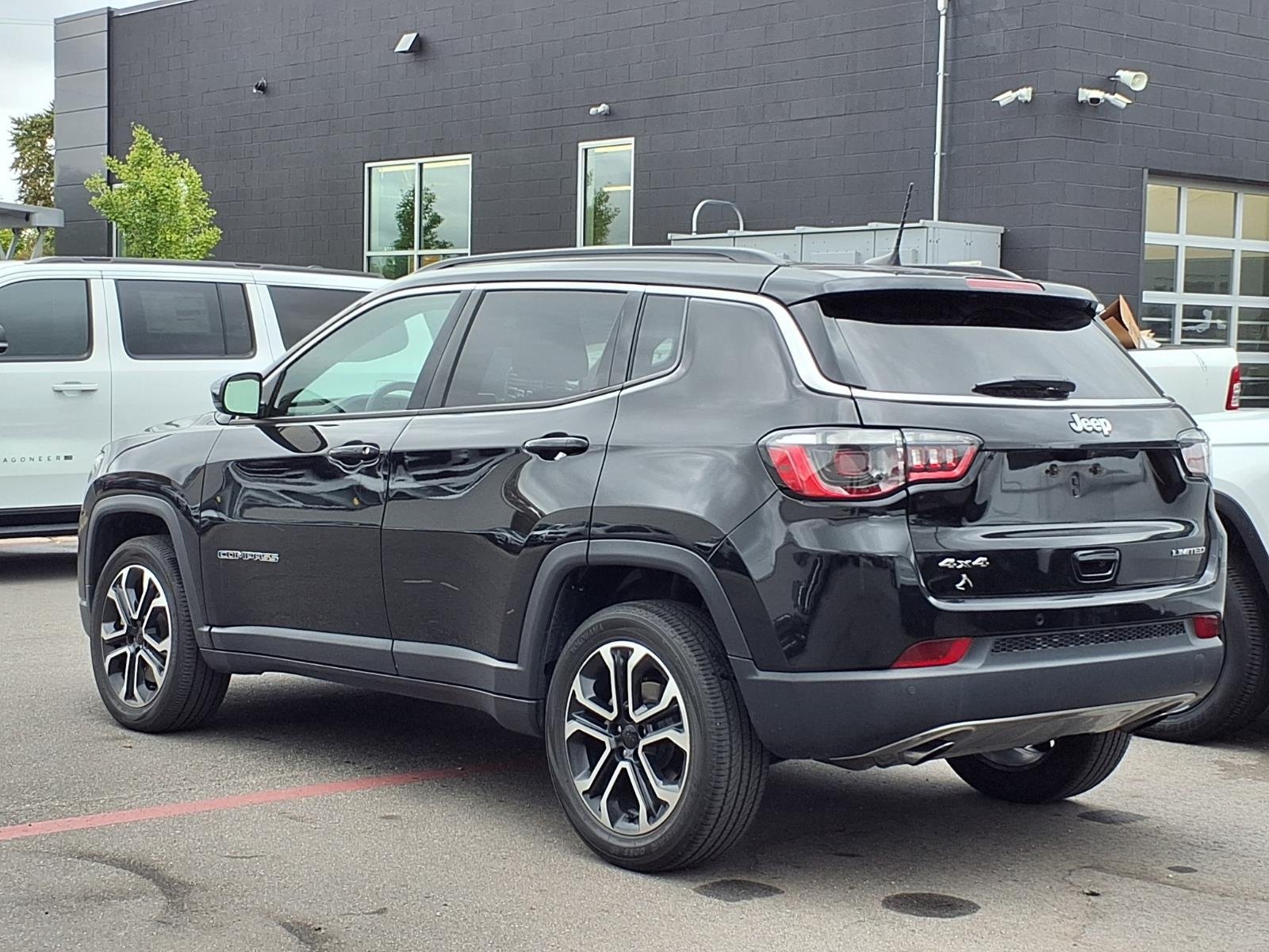 Used 2023 Jeep Compass Limited AWD/4WD image 2