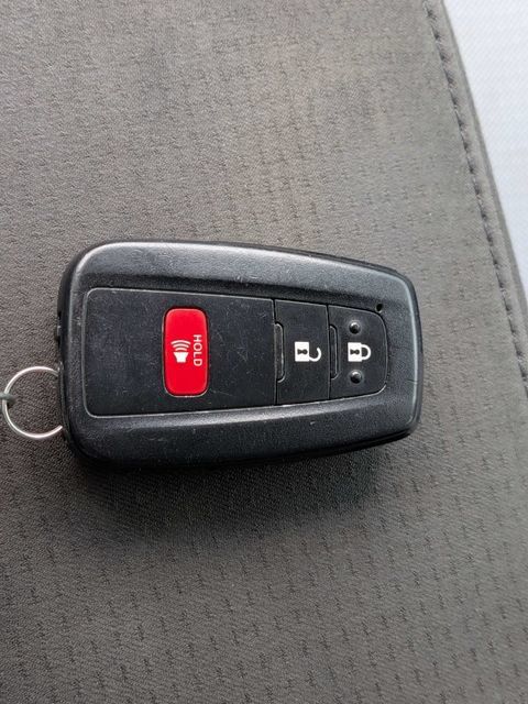 Used 2020 Toyota Prius LE AWD/4WD image 30