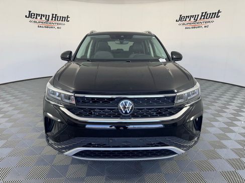 Used 2022 Volkswagen Taos SE w/ Panoramic Sunroof Package AWD/4WD image 5