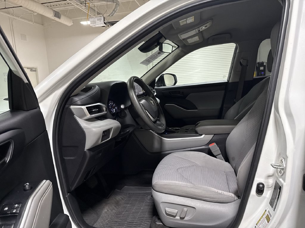 Used 2023 Toyota Highlander L FWD image 19