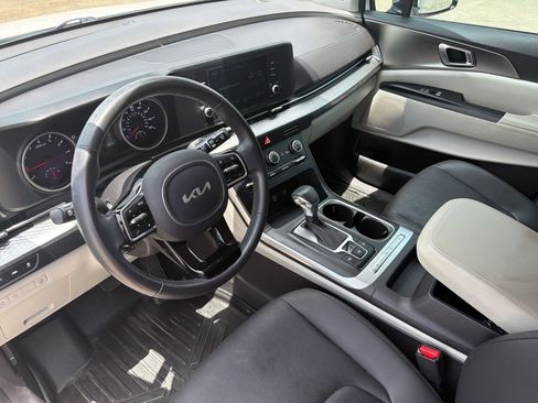 Used 2023 Kia Carnival LX FWD image 4