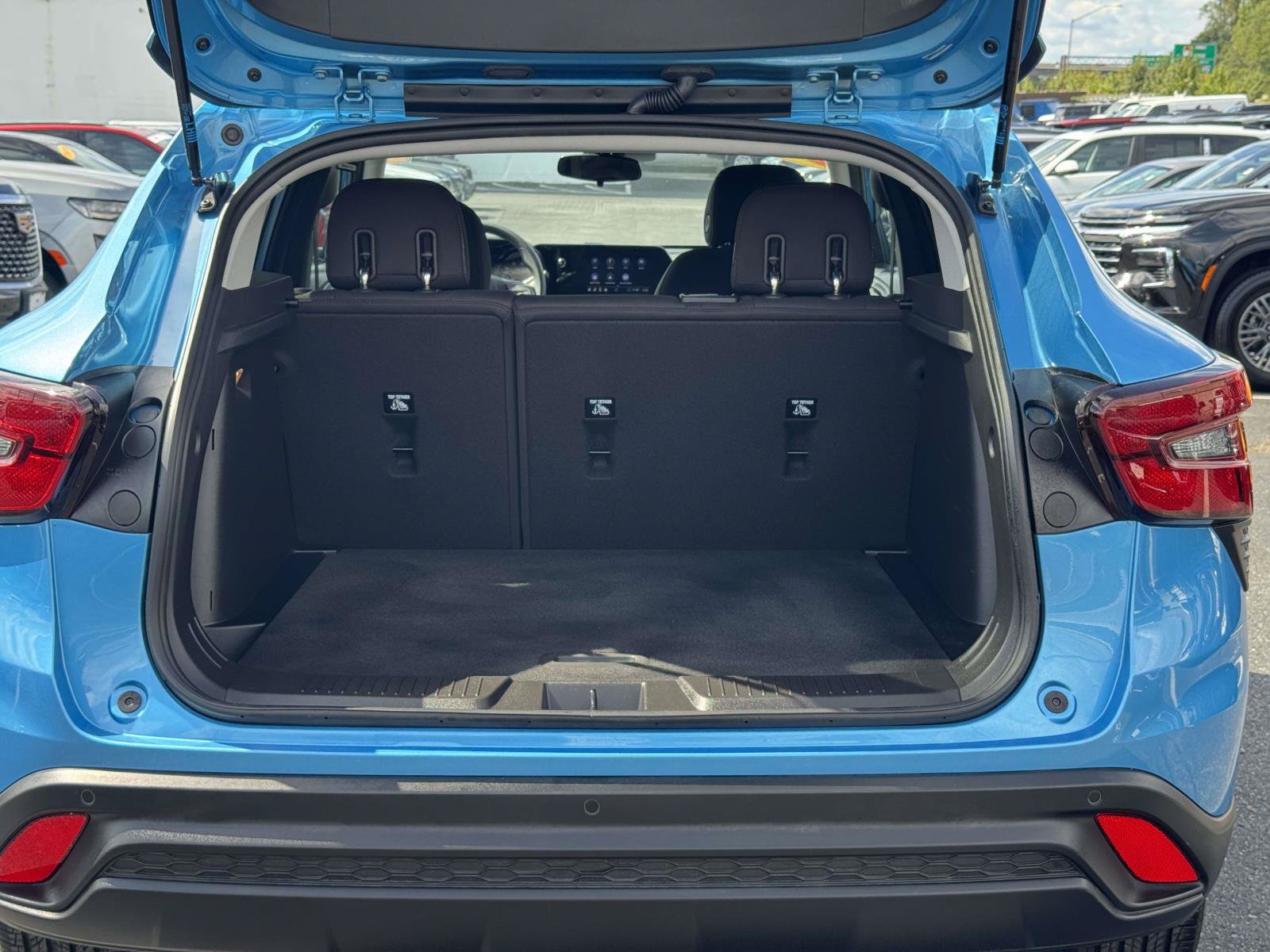 Used 2025 Chevrolet Trax LS w/ LS Convenience Package FWD image 17