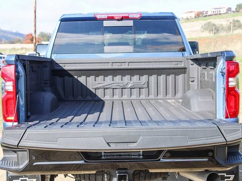 Used 2024 Chevrolet Silverado 2500 ZR2 w/ Technology Package image 24