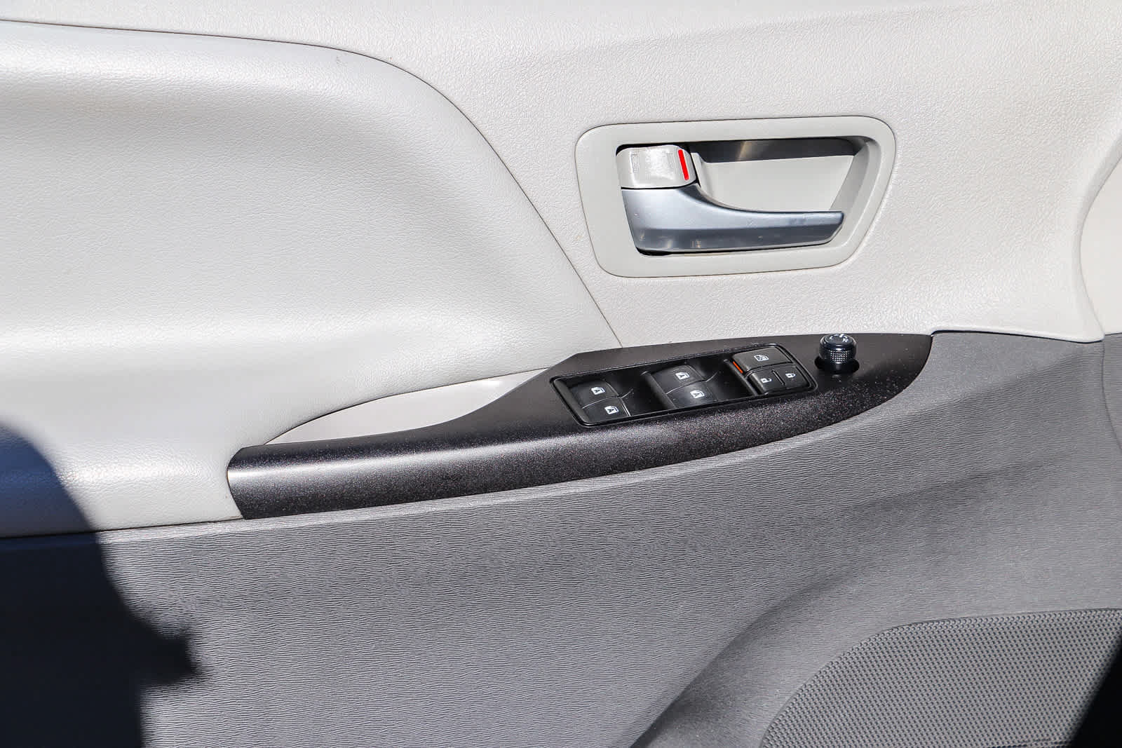 Used 2018 Toyota Sienna LE w/ Carpet Mat Package FWD image 23