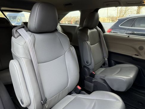 Used 2021 Toyota Sienna XLE image 23