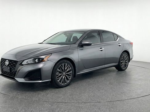 Used 2025 Nissan Altima 2.5 SV image 3