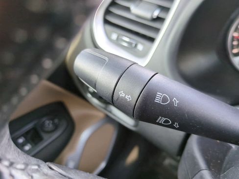 Used 2015 Jeep Renegade Latitude w/ Popular Equipment Group image 26