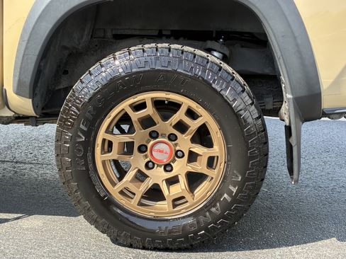 Used 2020 Toyota Tacoma TRD Off-Road AWD/4WD image 9