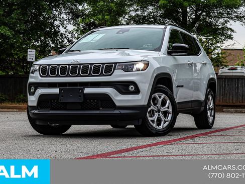 Used 2025 Jeep Compass Latitude AWD/4WD image 3