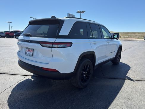 Used 2025 Jeep Grand Cherokee Altitude AWD/4WD image 5