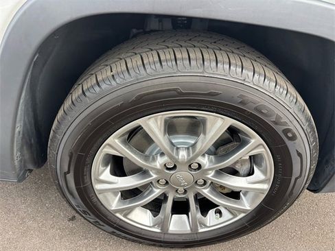 Used 2020 Jeep Cherokee Latitude Plus image 22