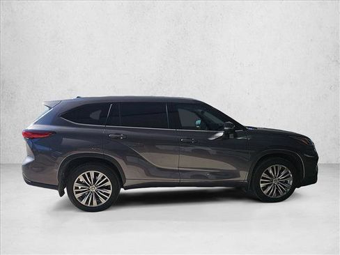 Used 2023 Toyota Highlander Platinum image 6