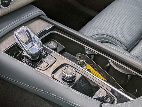 Certified 2024 Volvo XC90 T8 Ultimate w/ Protection Package Premier image 19