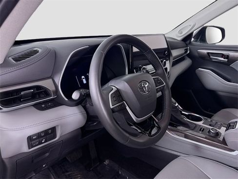 Certified 2025 Toyota Highlander Limited image 9