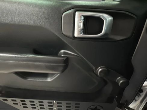 Used 2018 Jeep Wrangler Unlimited Sport AWD/4WD image 16