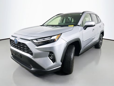 Used 2022 Toyota RAV4 XLE Premium image 3