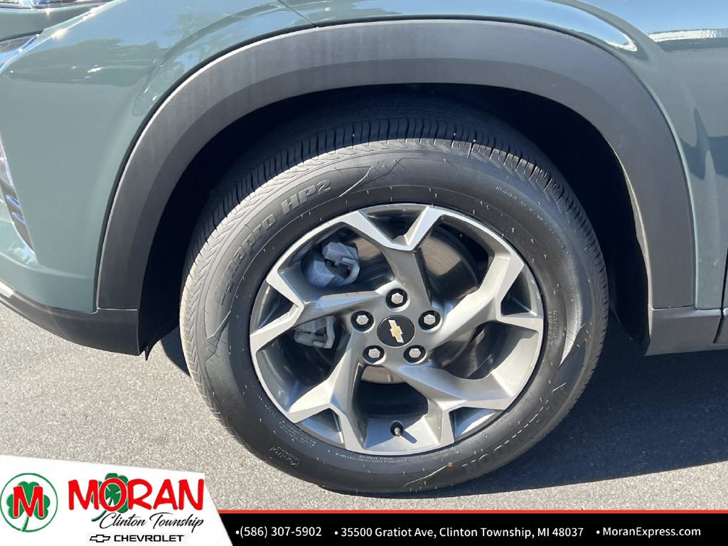 Certified 2025 Chevrolet Trax LT w/ Sunroof Package FWD image 11