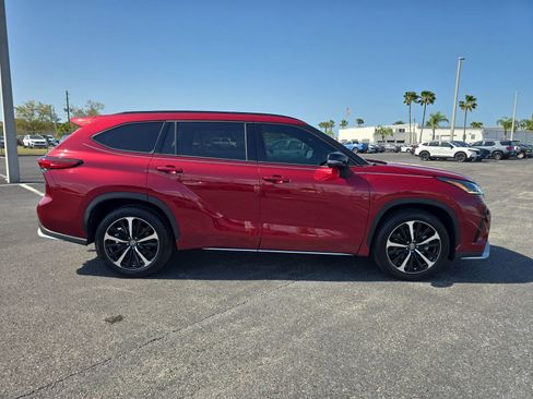 Used 2022 Toyota Highlander XSE image 3