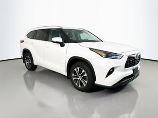 Used 2021 Toyota Highlander XLE AWD/4WD video 1