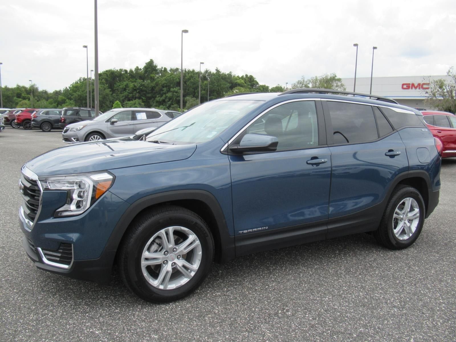 Used 2024 GMC Terrain SLE w/ Driver Convenience Package FWD image 4