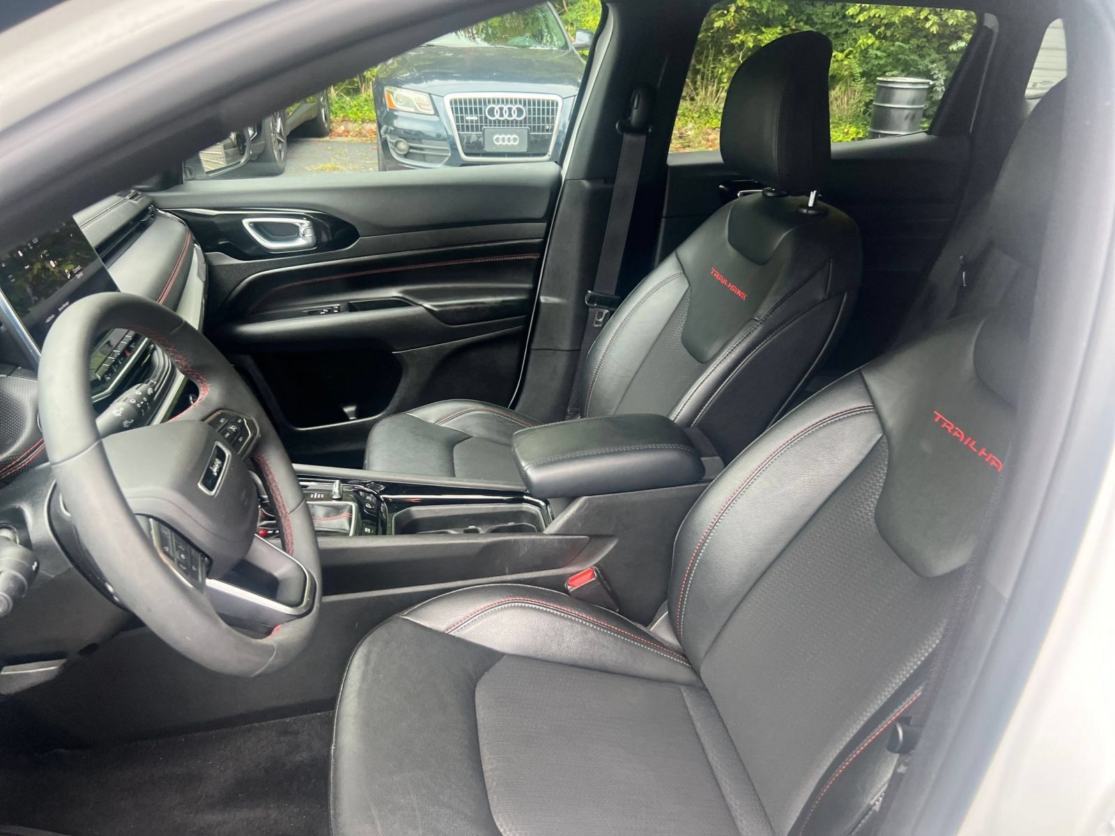 Used 2025 Jeep Compass Trailhawk AWD/4WD image 30