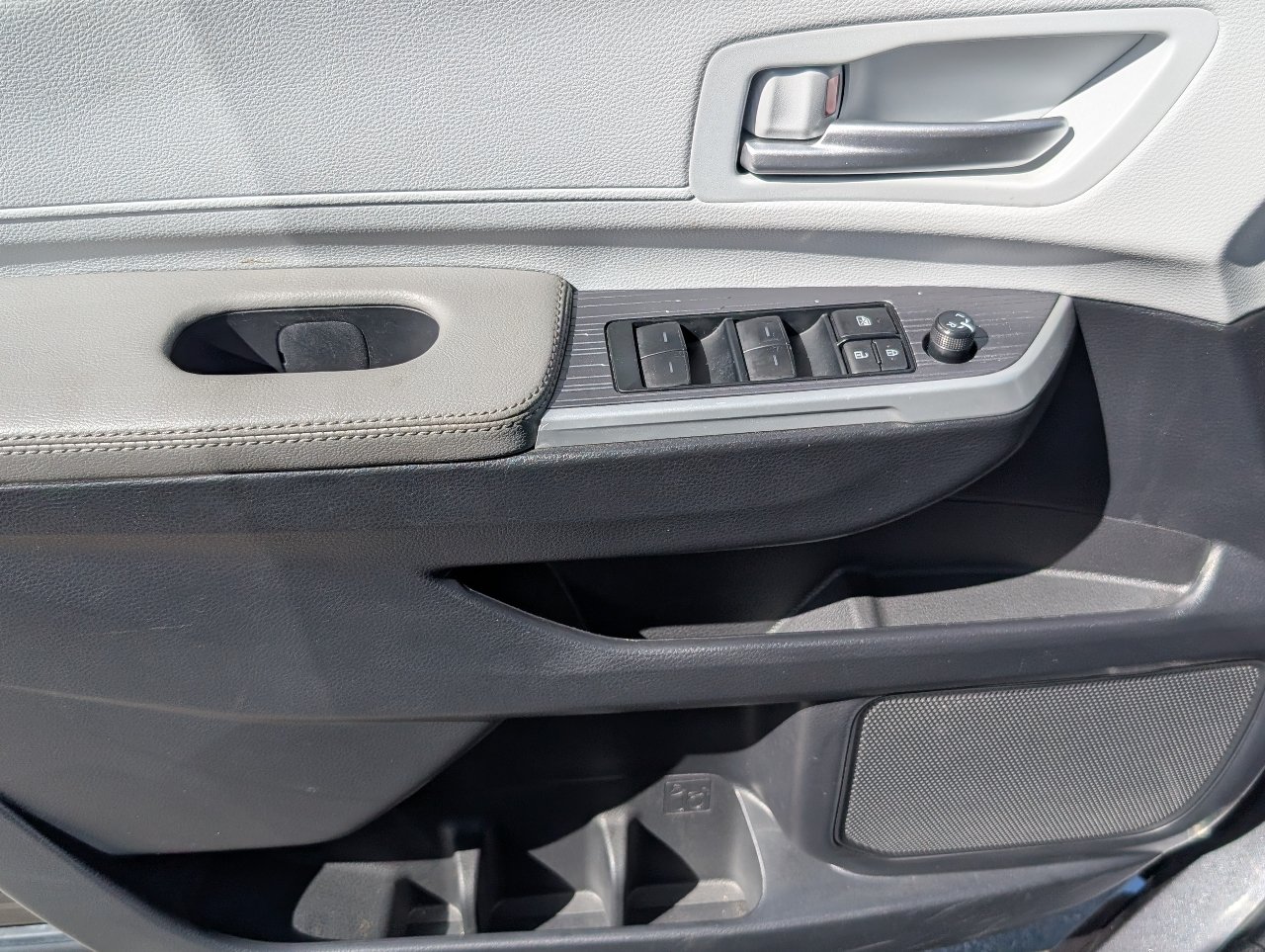 Used 2025 Toyota Sienna XLE FWD image 16