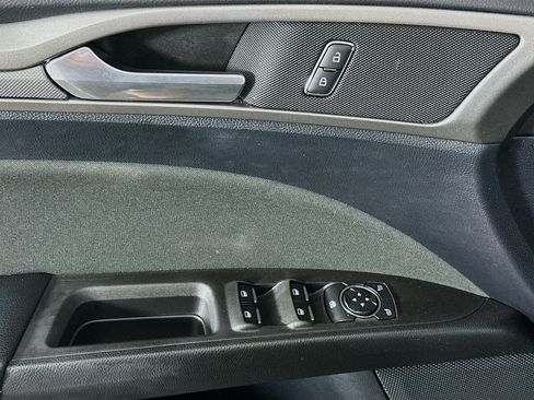 Used 2020 Ford Fusion SE FWD image 15