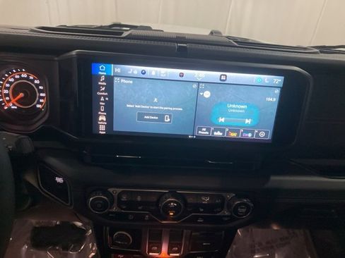 Used 2024 Jeep Wrangler Rubicon w/ Technology Group image 15