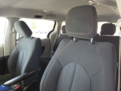 Used 2017 Chrysler Pacifica LX image 15