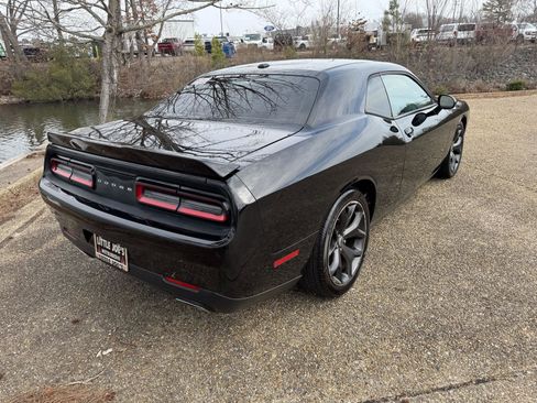 Used 2018 Dodge Challenger SXT image 5