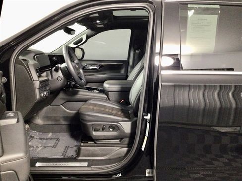 Used 2025 Chevrolet Suburban High Country image 16