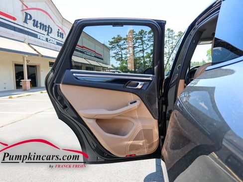Used 2023 Porsche Macan AWD/4WD image 18