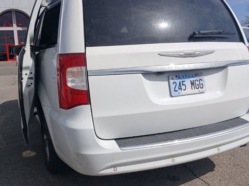 Used 2015 Chrysler Town & Country Touring-L w/ Driver Convenience Group image 3