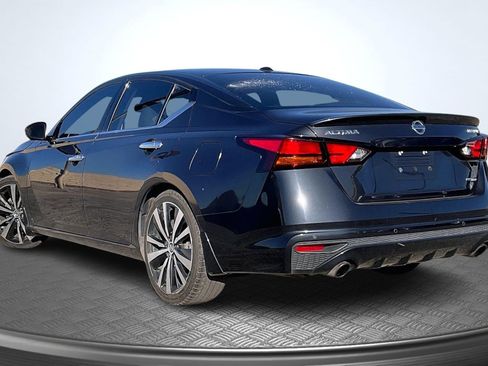 Used 2020 Nissan Altima 2.0 Platinum FWD image 2