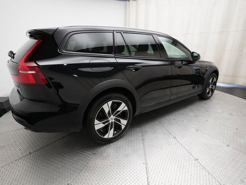 Used 2025 Volvo V60 B5 Cross Country Plus image 36