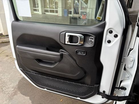Used 2025 Jeep Wrangler Unlimited Sport AWD/4WD image 18